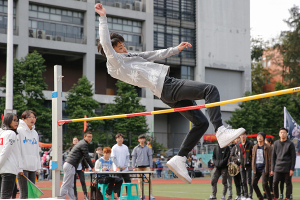 男子跳高比赛.jpg