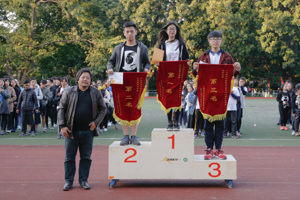 丁松坚校长颁发团体总分前三名奖.jpg