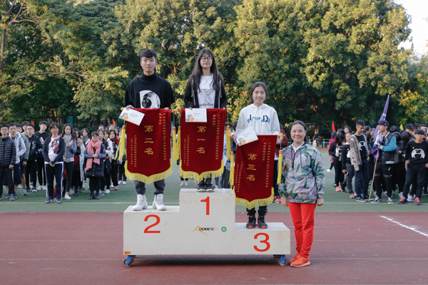 李易玲书记颁发体育道德风尚奖前三名.jpg