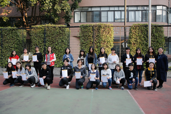 李易玲书记颁发学生全勤奖.jpg