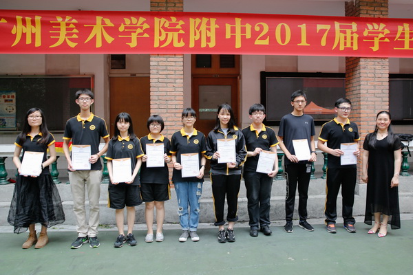 5、李易玲书记颁发优秀毕业生证书.jpg