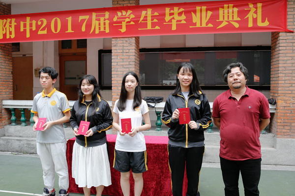4、丁松坚校长颁发毕业证书.jpg