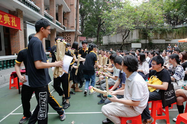 7、优秀毕业生代表向教师献花.jpg