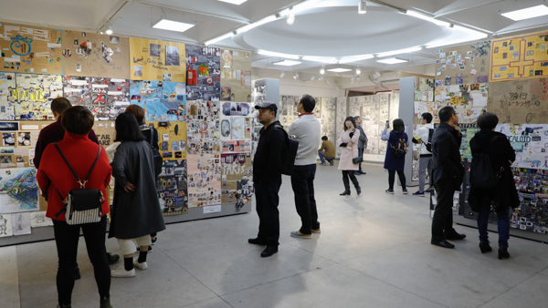 家长们参观2017级学生专业课程作业汇报展2.jpg