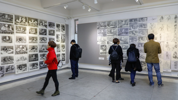 家长们参观2017级学生专业课程作业汇报展1.jpg